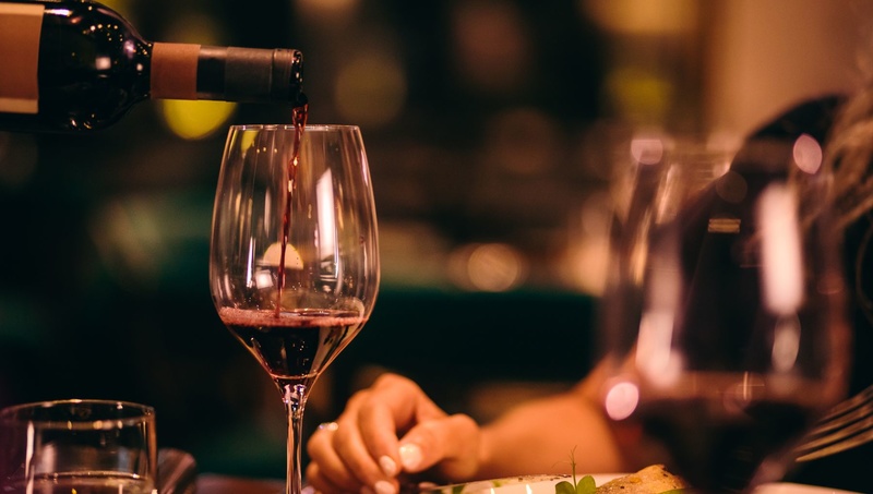 Ciekawostki o podawaniu wina, czyli czym może nas zaskoczyć kelner w restauracji